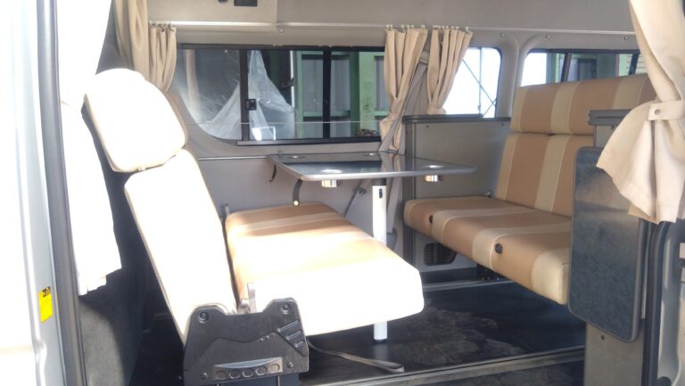 後席　対面　テーブル設置の状態