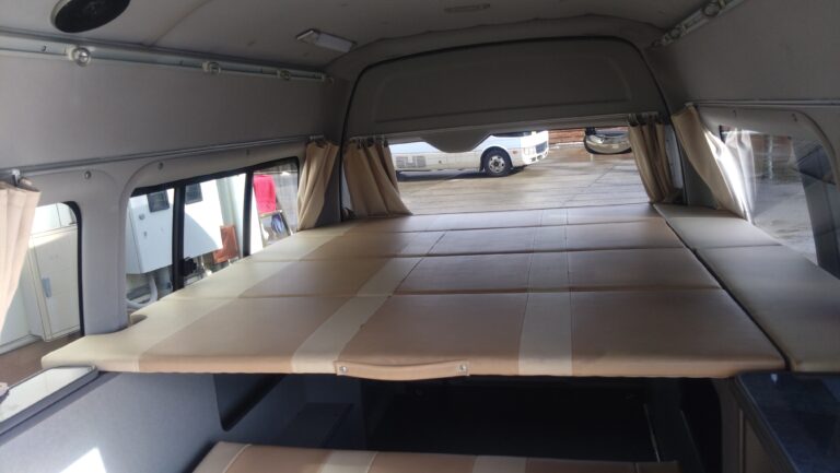 後部　ベッドセット状態